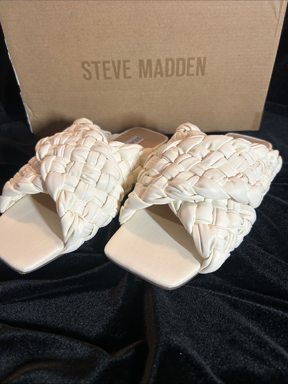 NWT STEVE MADDEN WOVEN SANDAL 7